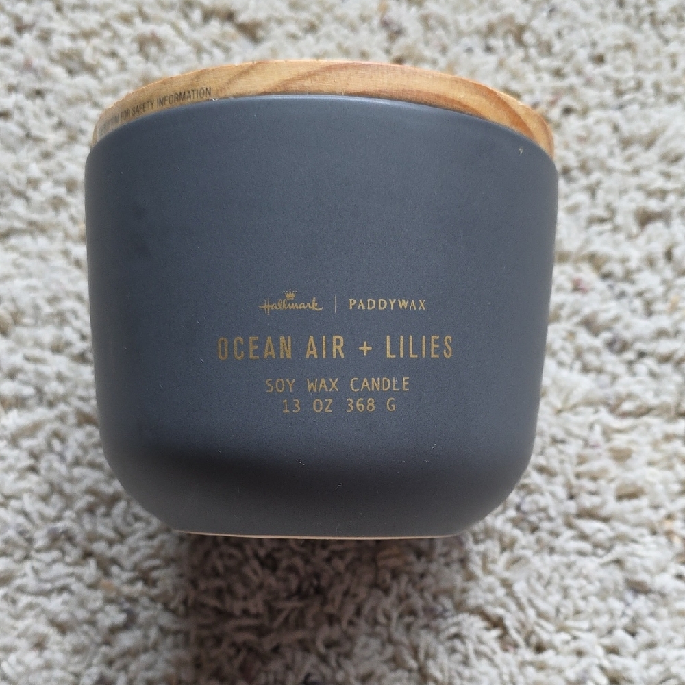Paddywax Ocean Air + Lilies Soy Wax Candle - Gray